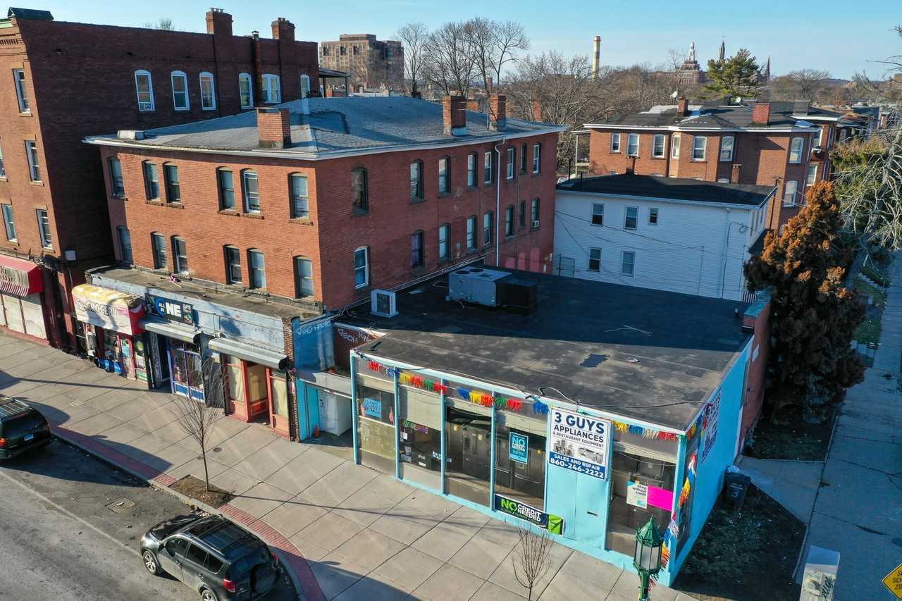 844-850 Parkzoin  Street - Photo 5 of 46