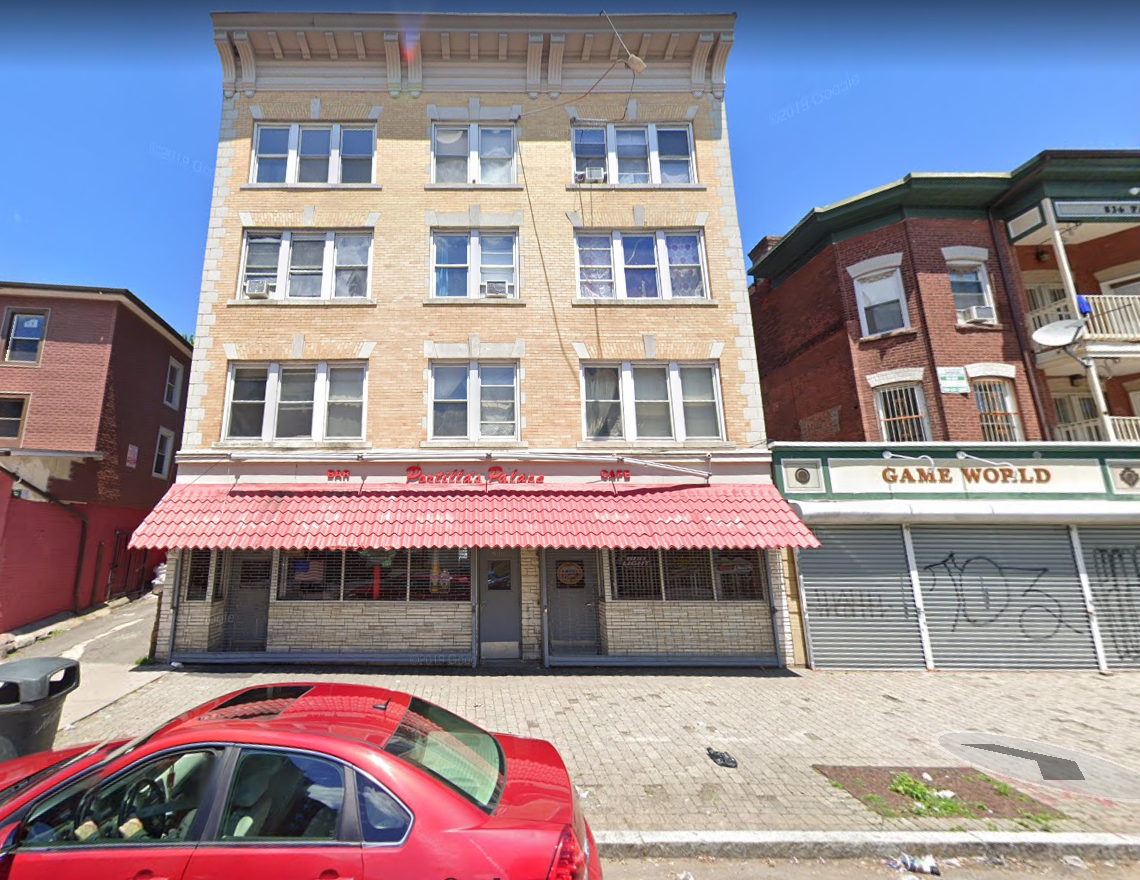 844-850 Parkzoin  Street - Photo 6 of 46