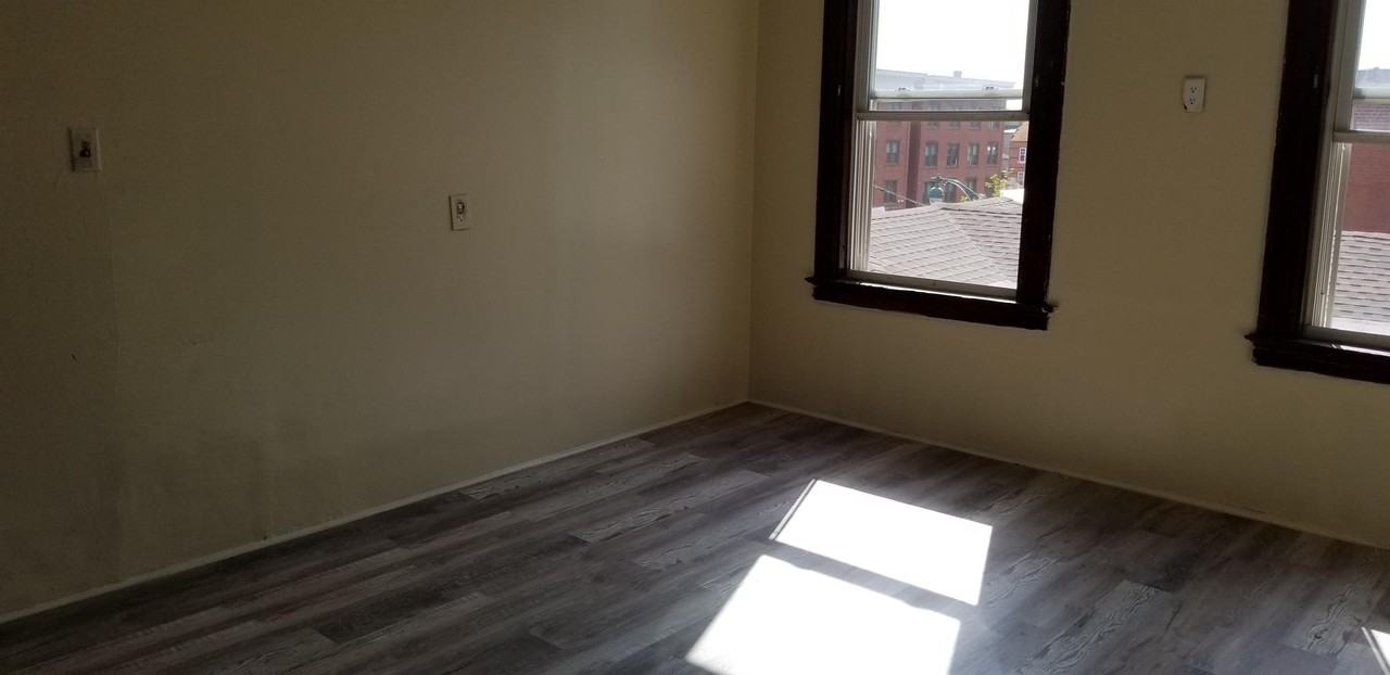 844-850 Parkzoin  Street - Photo 7 of 46