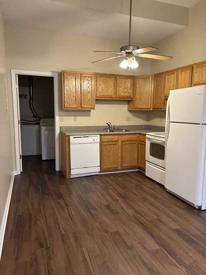 927 Redbud Apartments - Photo 4 of 6