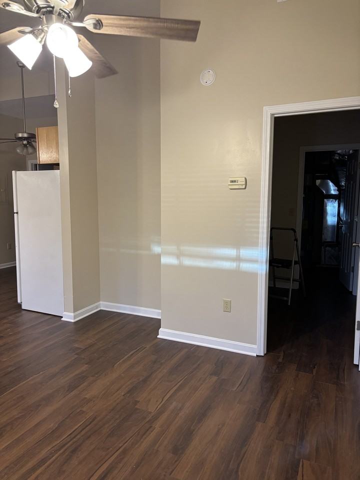 927 Redbud Apartments - Photo 5 of 6