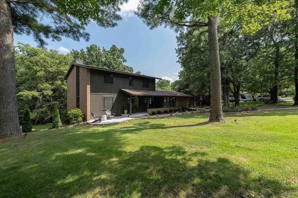 884 N Shrewsbury Ln - Photo 2 of 38