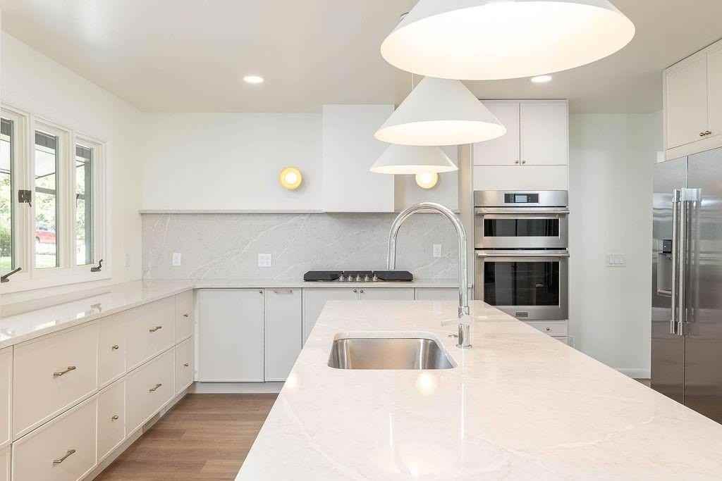 884 N Shrewsbury Ln - Photo 5 of 38