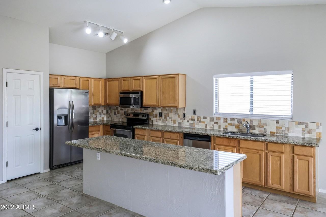 16462 Sandra Lane - Photo 7 of 25