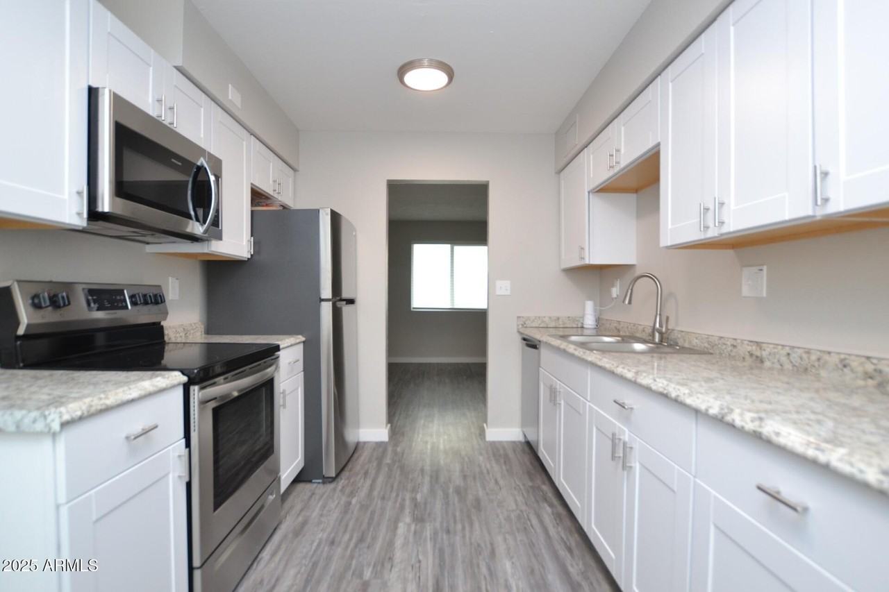 2202 W Devonshire Ave Apt 3 #3 - Photo 4 of 16