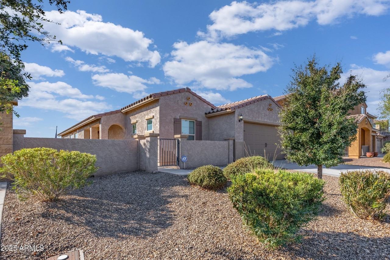 18557 West Pueblo Avenue - Photo 4 of 31