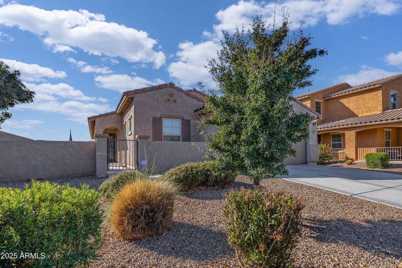 18557 West Pueblo Avenue - Photo 5 of 31