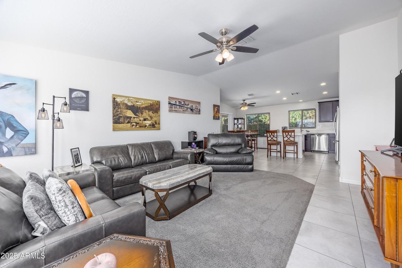 18557 West Pueblo Avenue - Photo 7 of 31