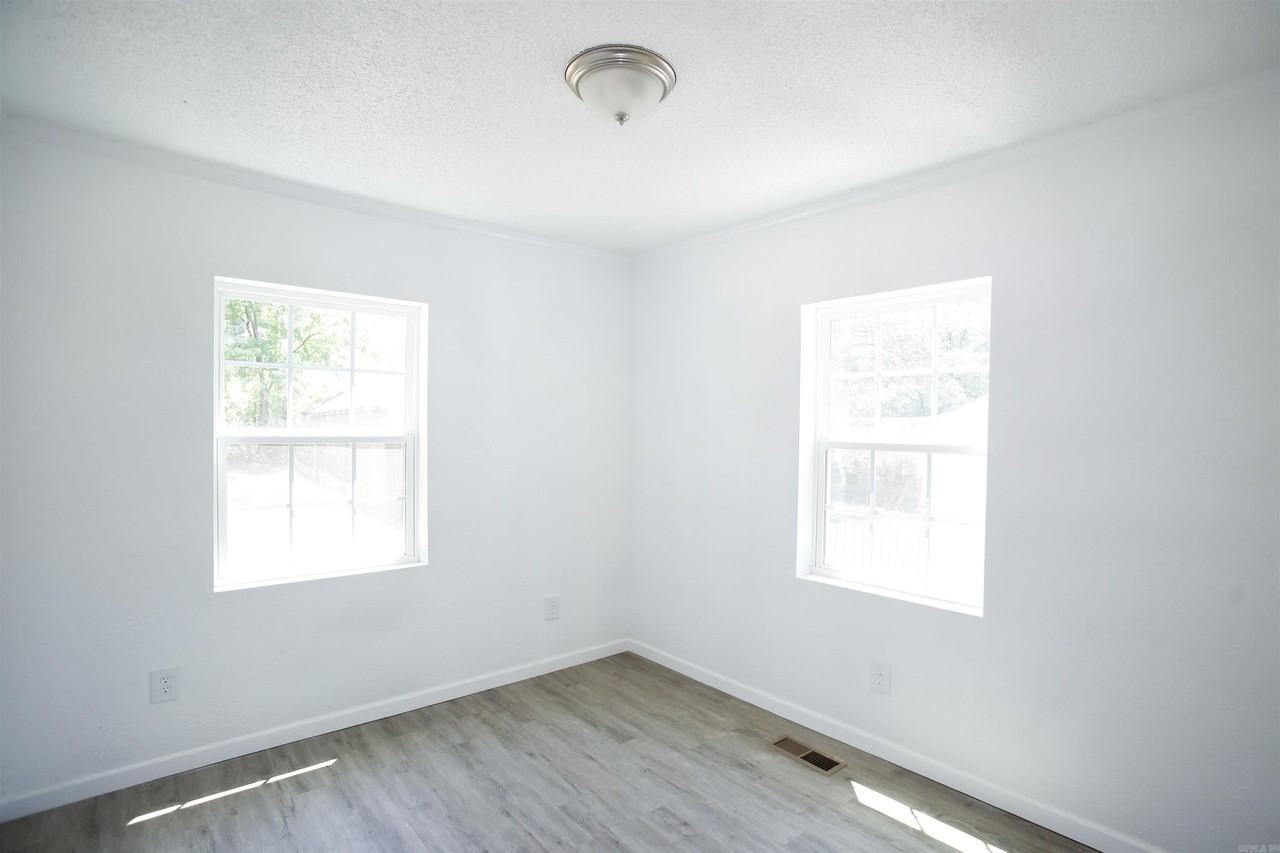 1506 W 35th St - Photo 7 of 10