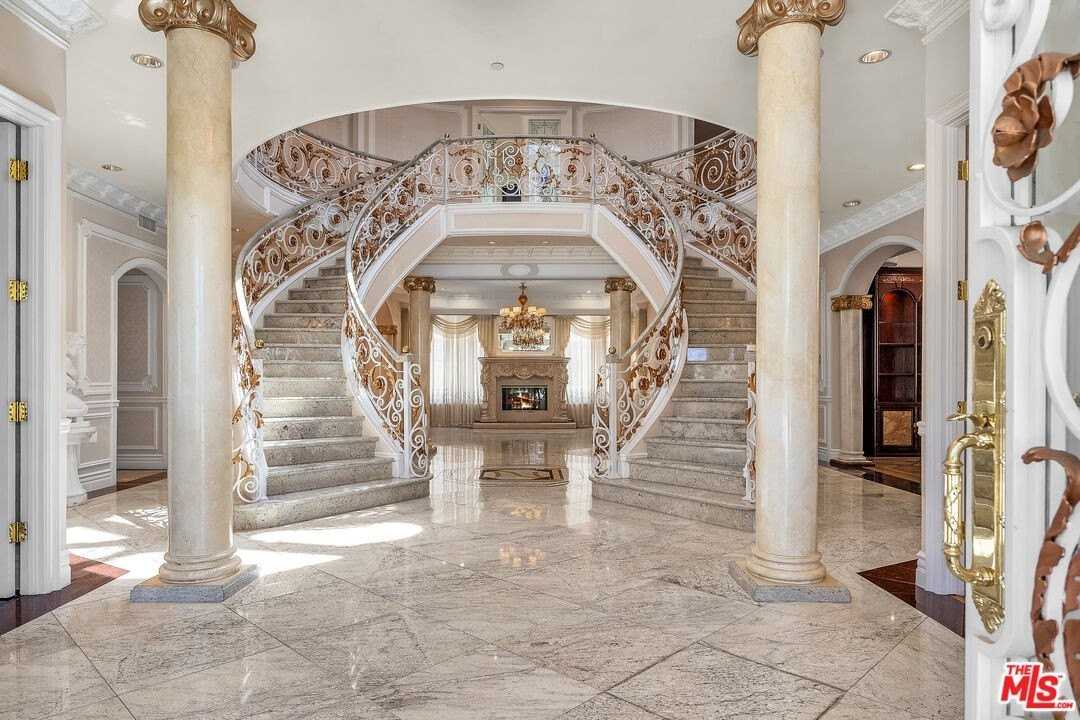 11244 Briarcliff Ln - Photo 2 of 50