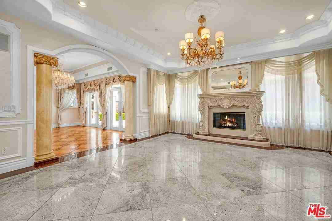 11244 Briarcliff Ln - Photo 5 of 50