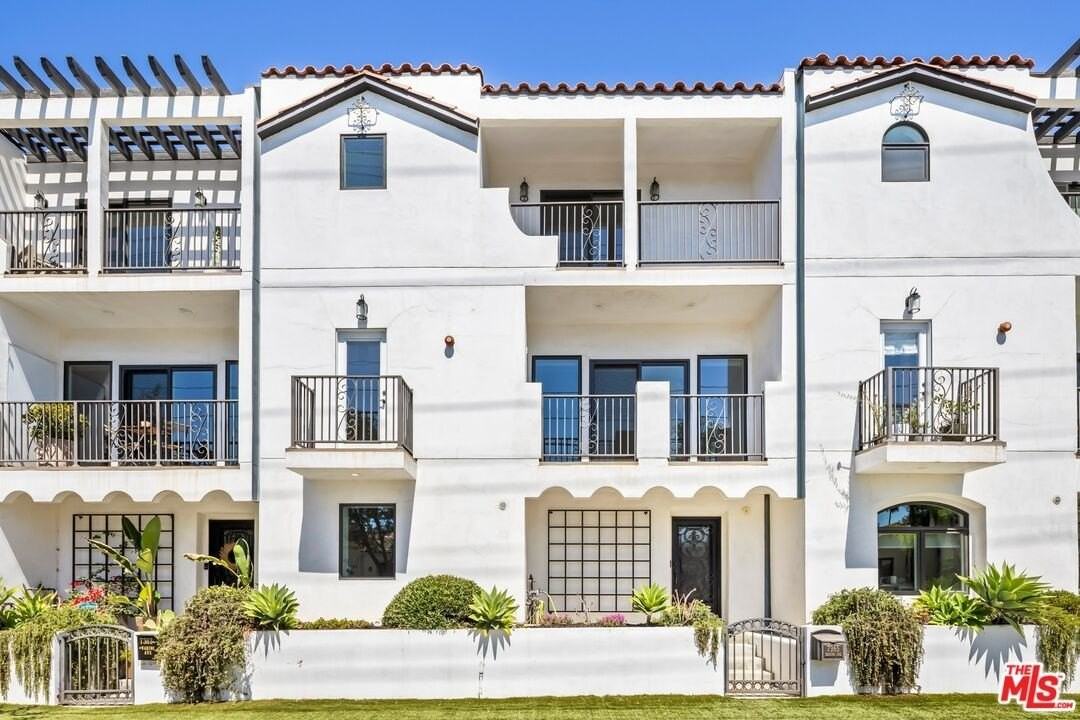 7365 Waring Avenue - Photo 2 of 20