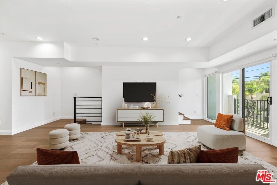 7365 Waring Avenue - Photo 3 of 20