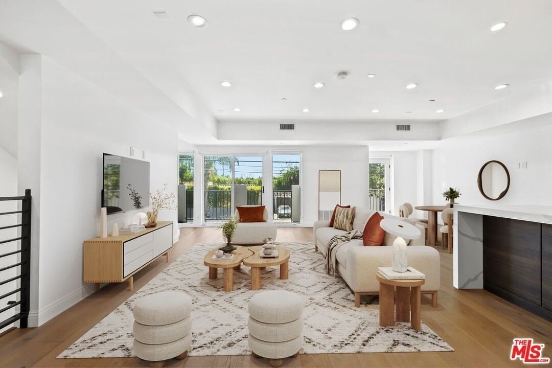 7365 Waring Avenue - Photo 4 of 20