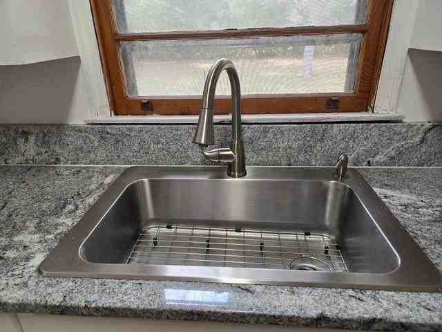 704 Raines Dr - Photo 7 of 14