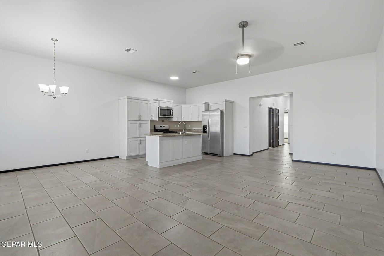 13817 Summer View Avenue - Photo 6 of 25