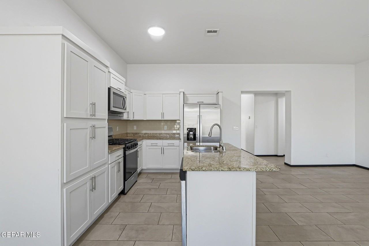 13817 Summer View Avenue - Photo 7 of 25