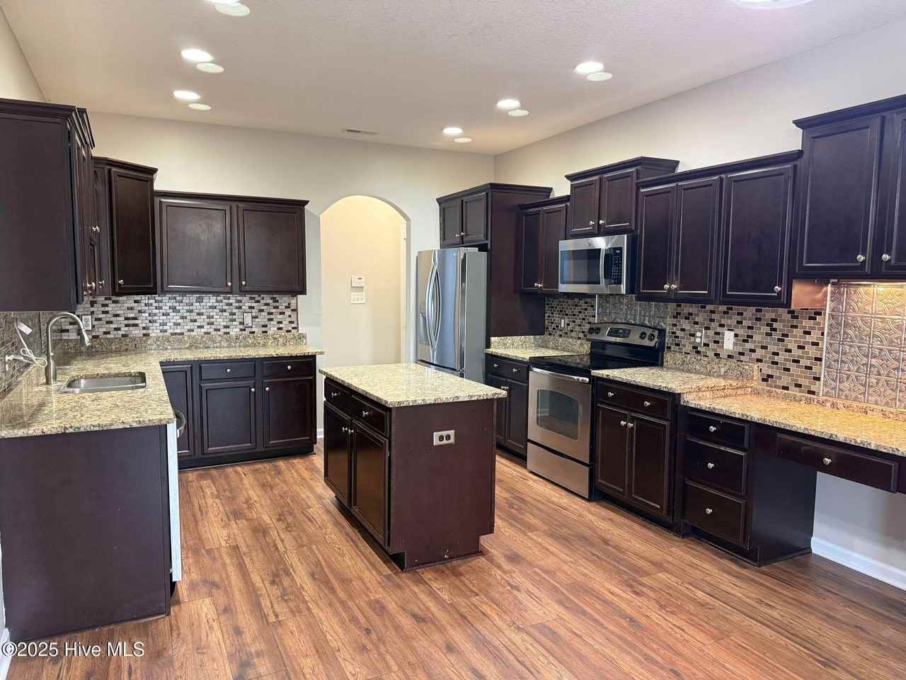 700 Stafford Ln - Photo 3 of 26