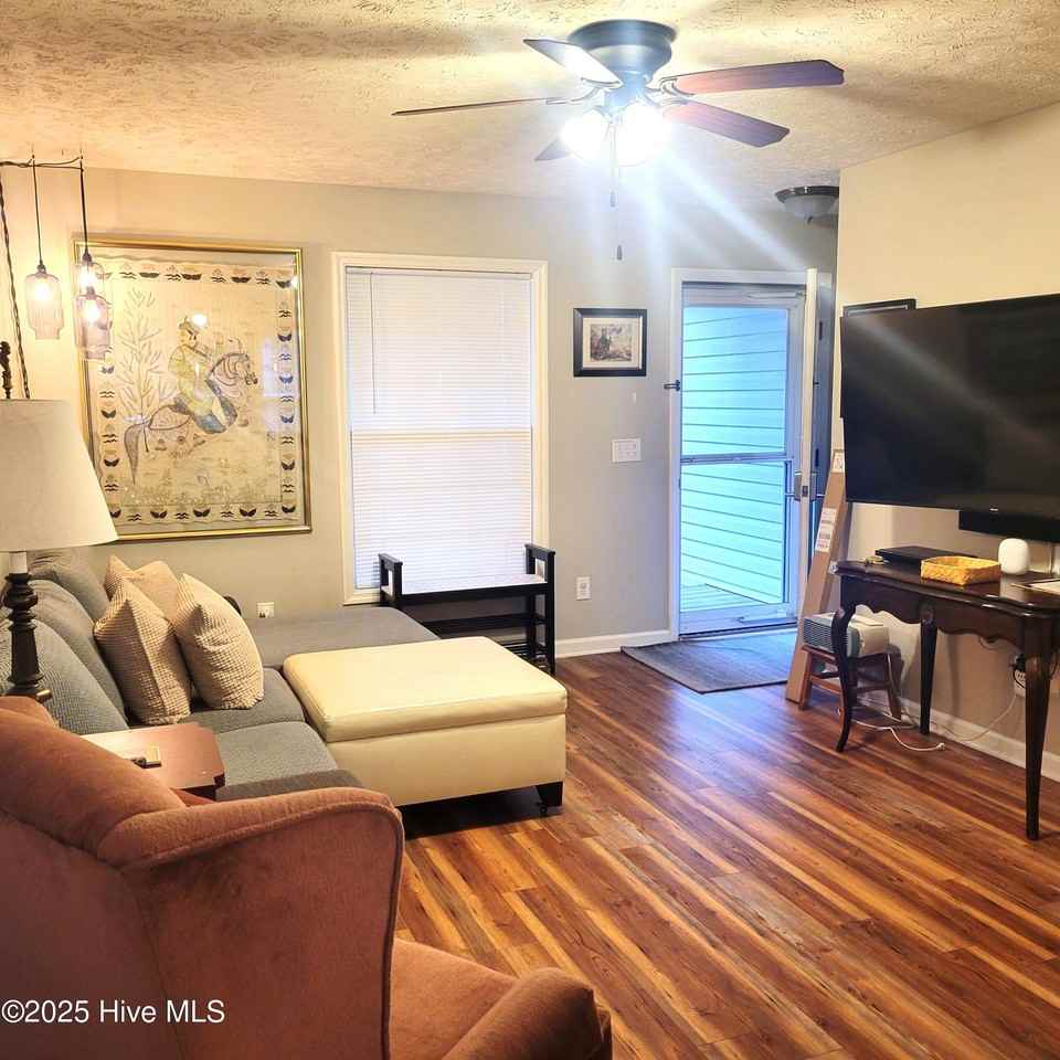 820 N Bennett St - Photo 3 of 36