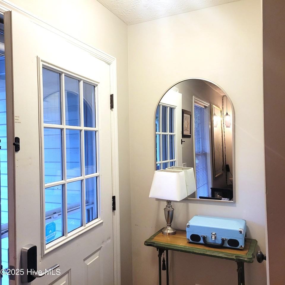 820 N Bennett St - Photo 6 of 36