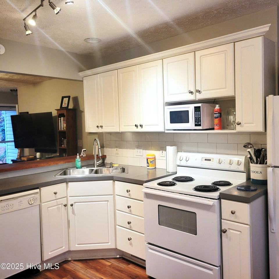 820 N Bennett St - Photo 7 of 36