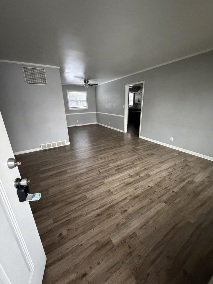 2060 Alexandria Dr - Photo 2 of 16