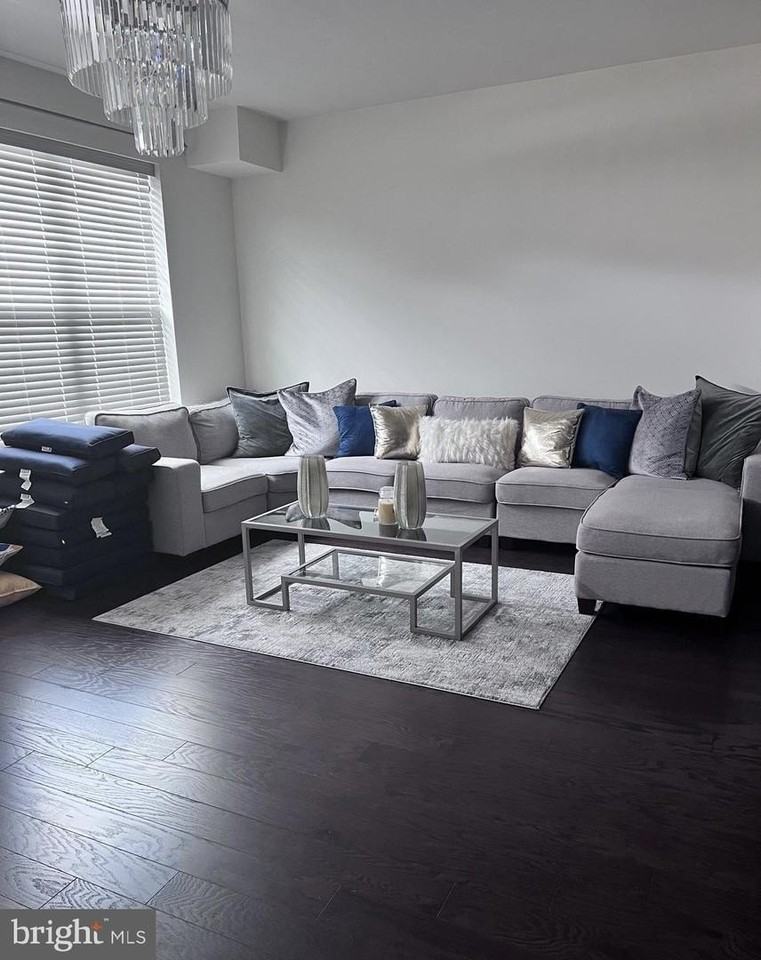 7310 Wood Pond Cir - Photo 3 of 10