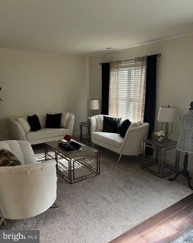 7310 Wood Pond Cir - Photo 5 of 10