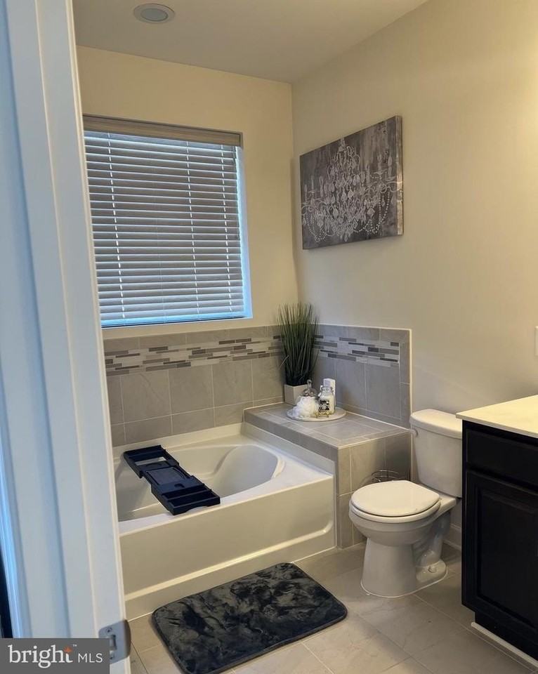 7310 Wood Pond Cir - Photo 6 of 10