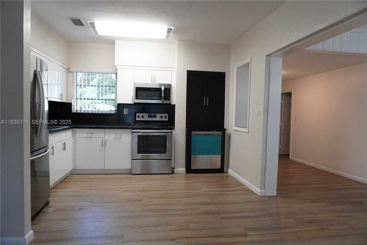 7800 Sw 69th Ave - Photo 5 of 24