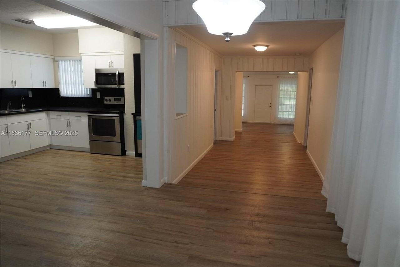 7800 Sw 69th Ave - Photo 6 of 24