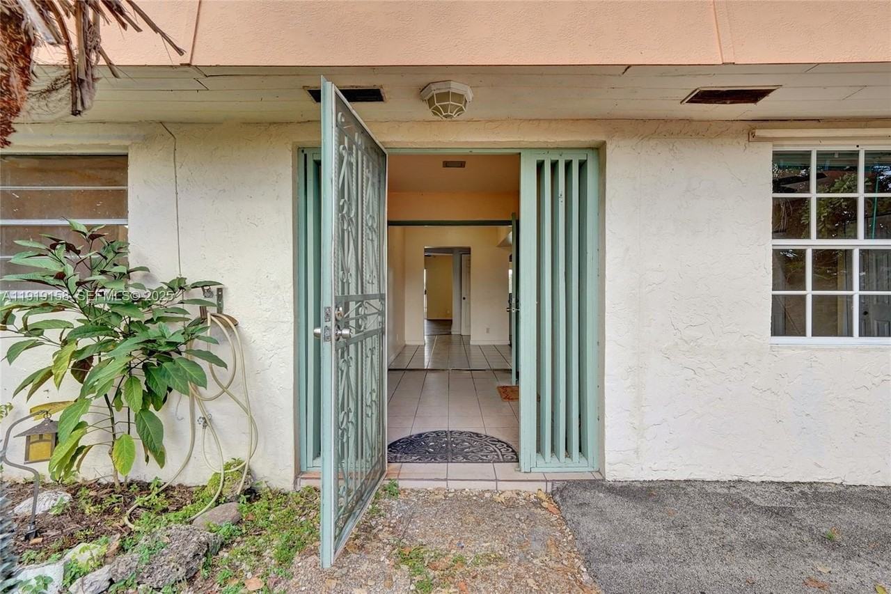 5551 Sw 57th St - Photo 4 of 34