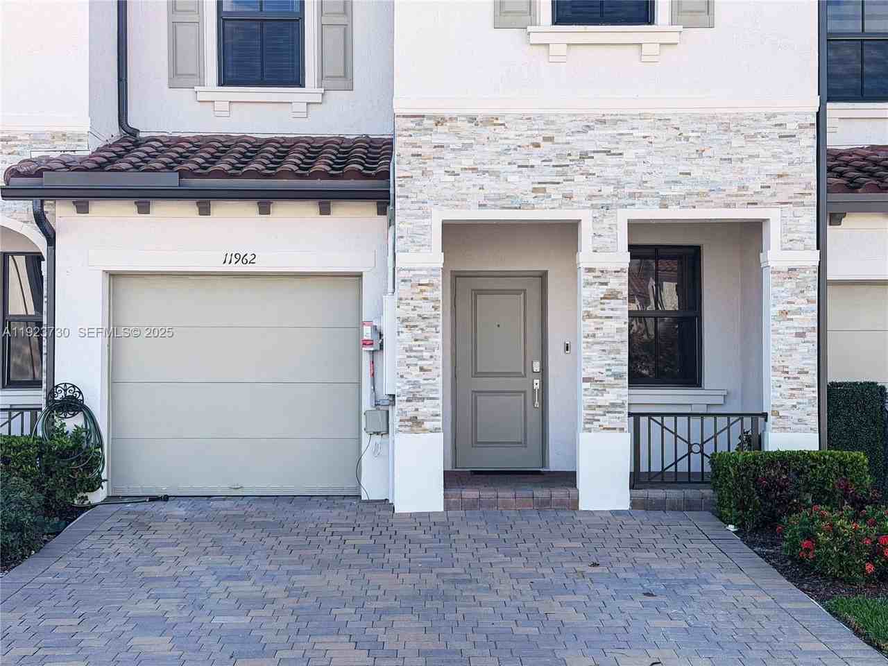 11962 Sw 247th Ter #11962 - Photo 2 of 31