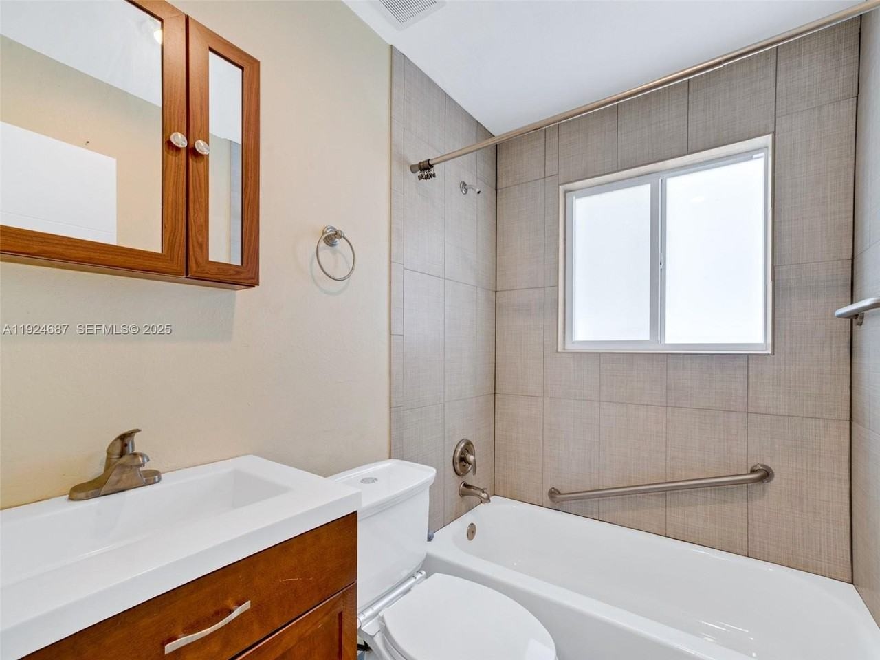 1520 Ne 14th Ter - Photo 4 of 16