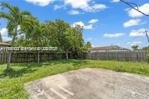 303 Nw 7th St #1-2 - Photo 3 of 18