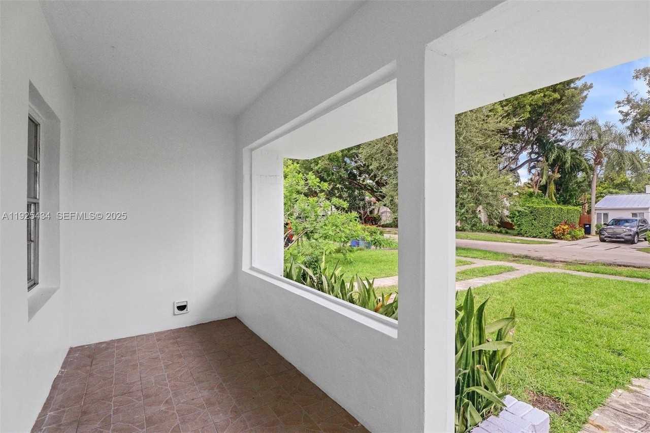 4630 Sw 13th Ter - Photo 2 of 25