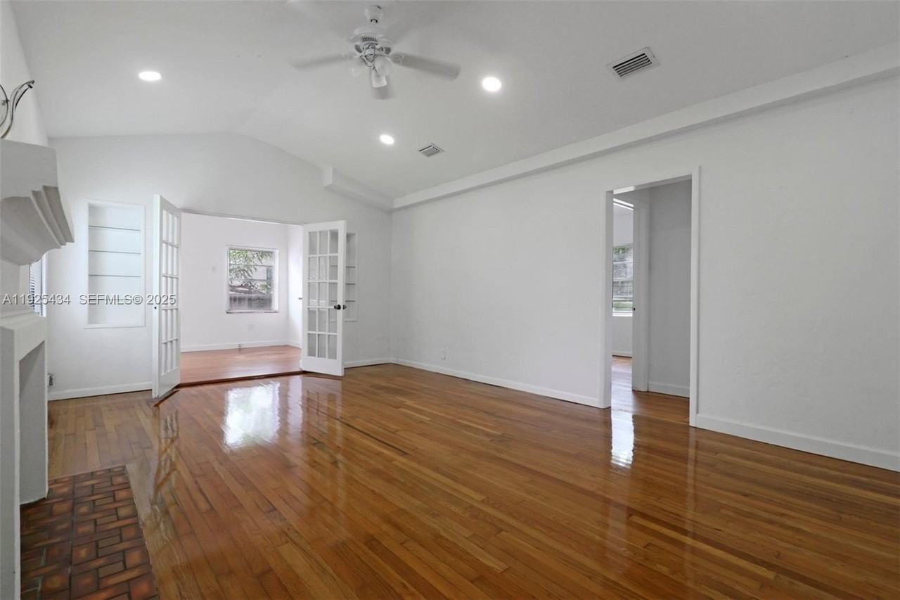 4630 Sw 13th Ter - Photo 3 of 25