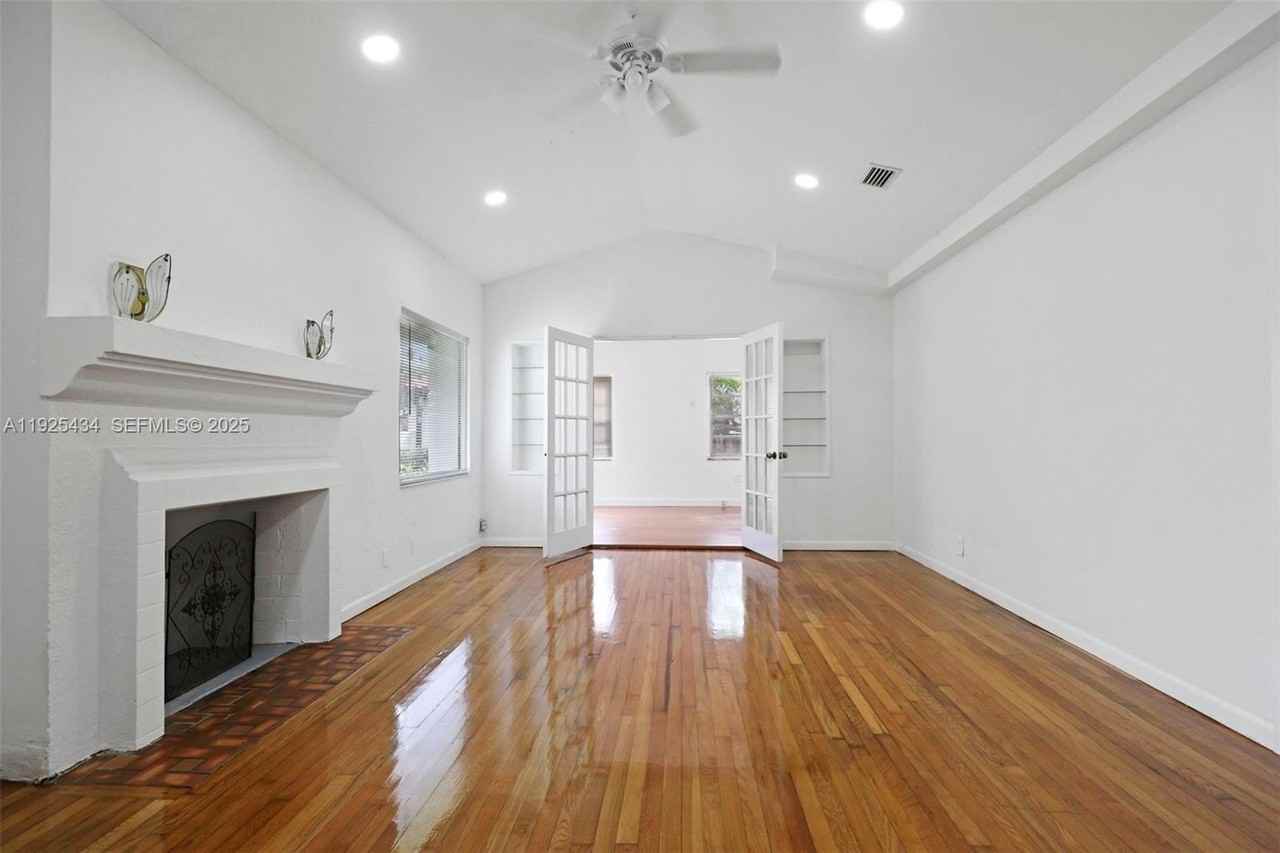 4630 Sw 13th Ter - Photo 4 of 25