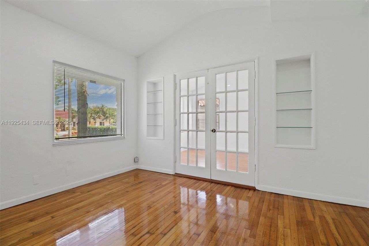 4630 Sw 13th Ter - Photo 5 of 25