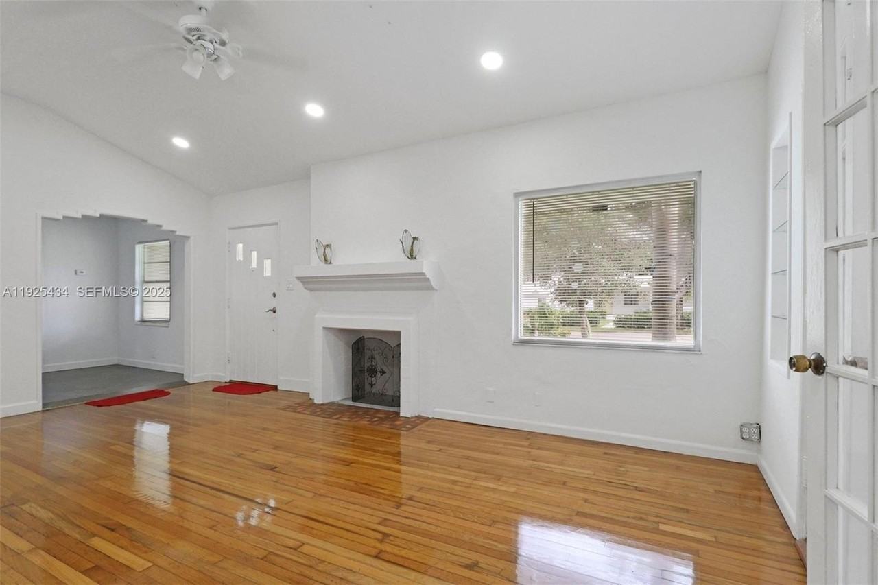 4630 Sw 13th Ter - Photo 6 of 25