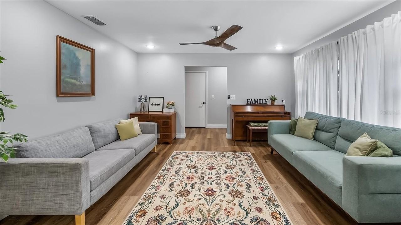 821 Pennsylvania Ave - Photo 3 of 36