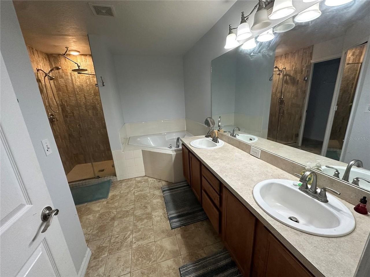 209 Aberdeen St - Photo 5 of 8