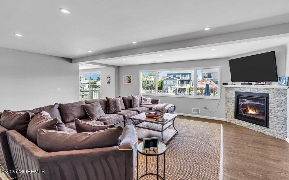 1648 Center St - Photo 2 of 26