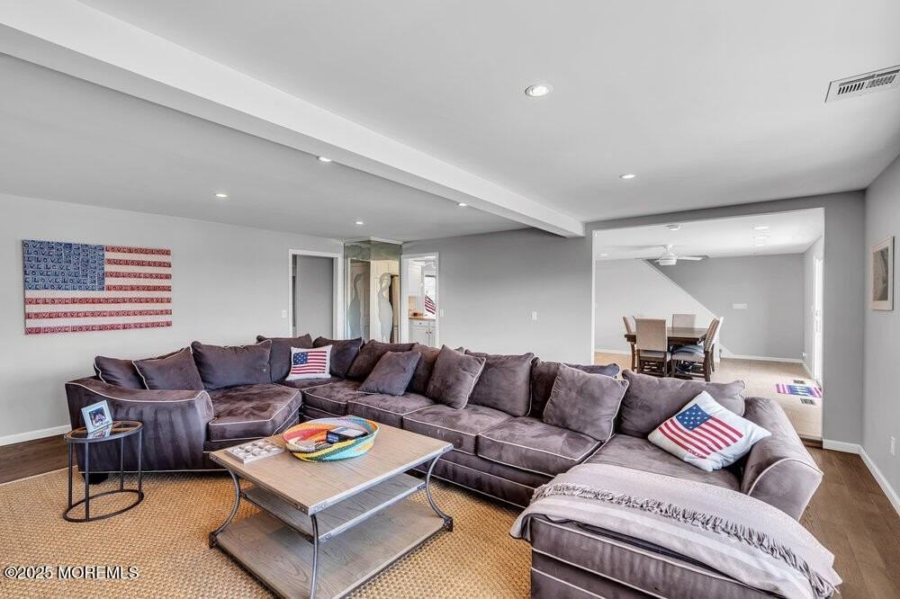 1648 Center St - Photo 3 of 26