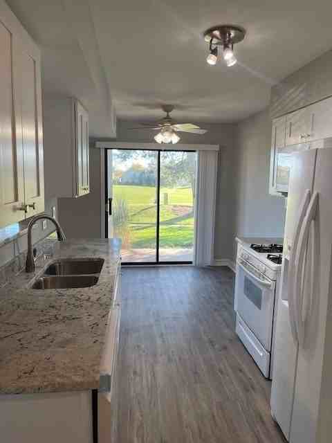 933 Monroe Court #933 - Photo 3 of 7