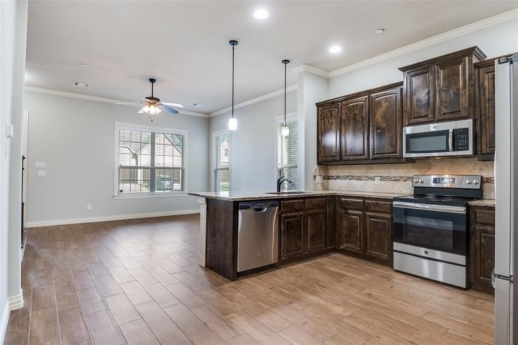 809 Newhaven Drive - Photo 4 of 12