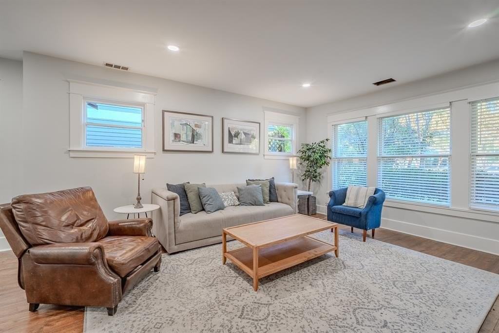 5822 Belmont Ave - Photo 3 of 37