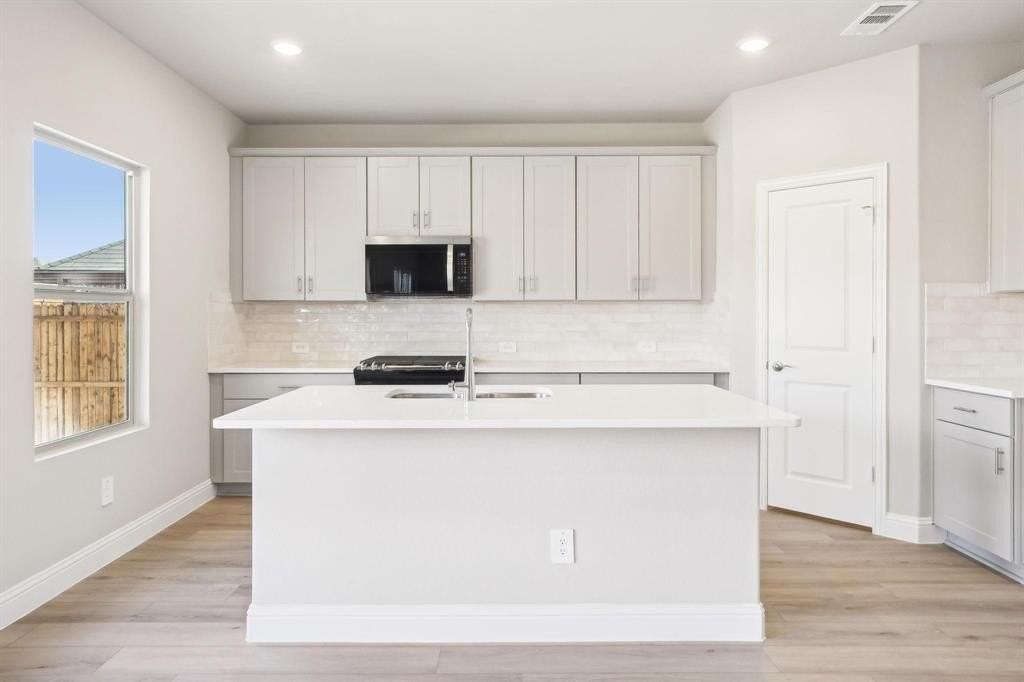 2211 Gustavus Dr - Photo 5 of 39