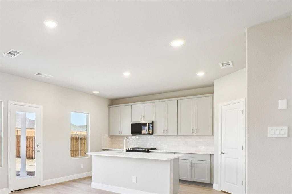 2211 Gustavus Dr - Photo 7 of 39