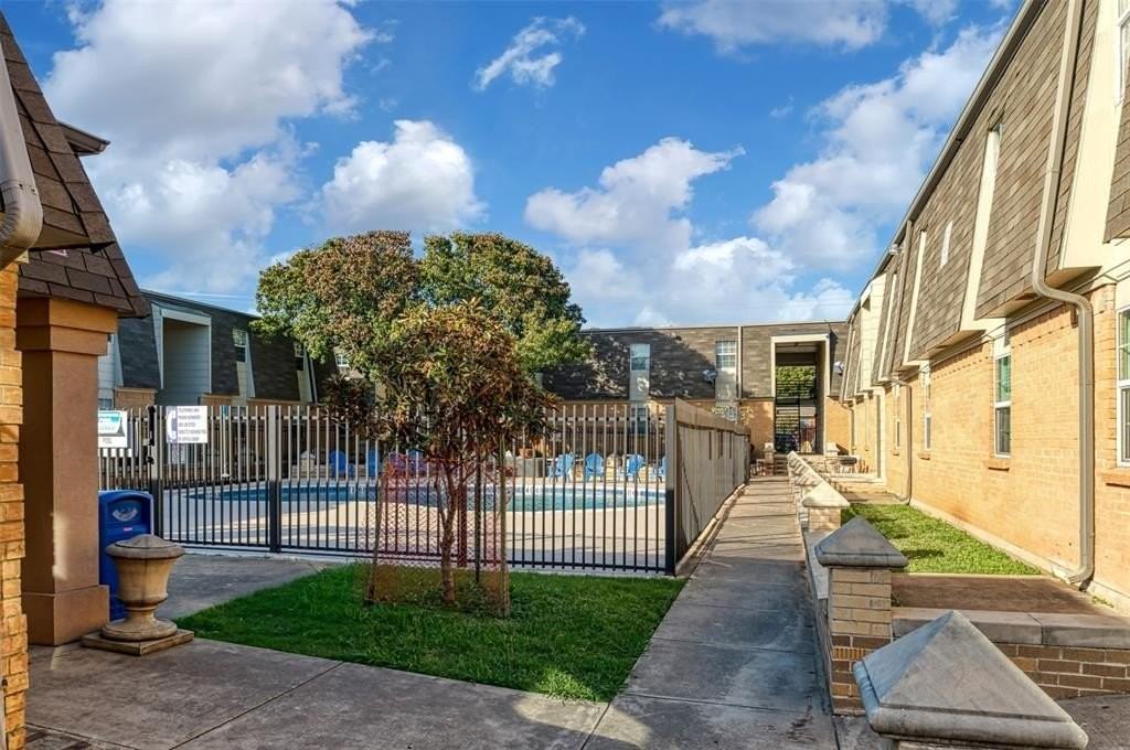 7064 Glenview Dr #92 - Photo 3 of 11